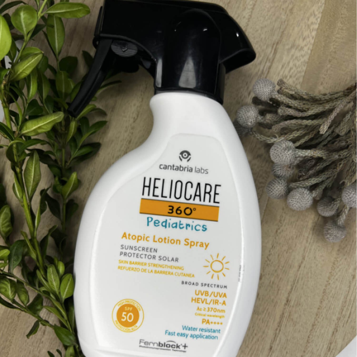 Дитячий сонцезахисний спрей для атопічної шкіри Cantabria Labs Heliocare Spray SPF 50 