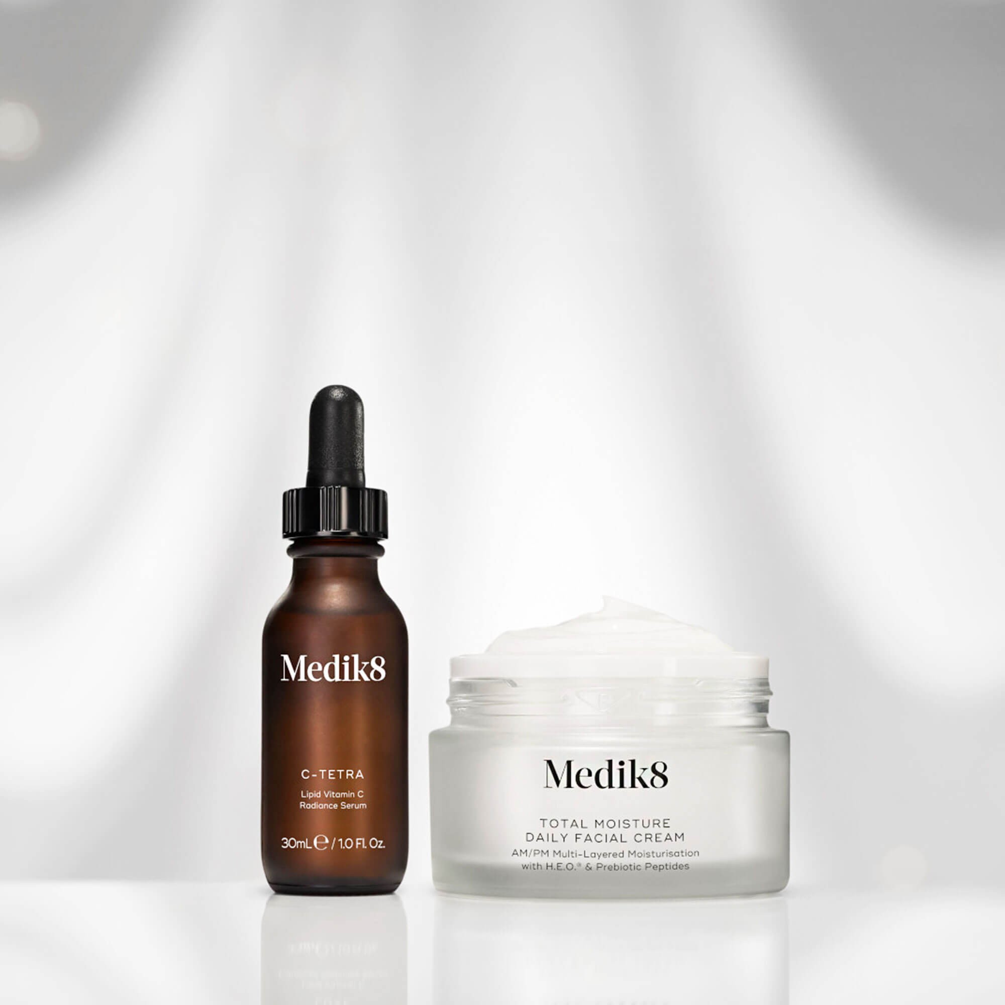 Набор для осветления кожи и укрепления защитного барьера Medik8 Radiance Wrapped