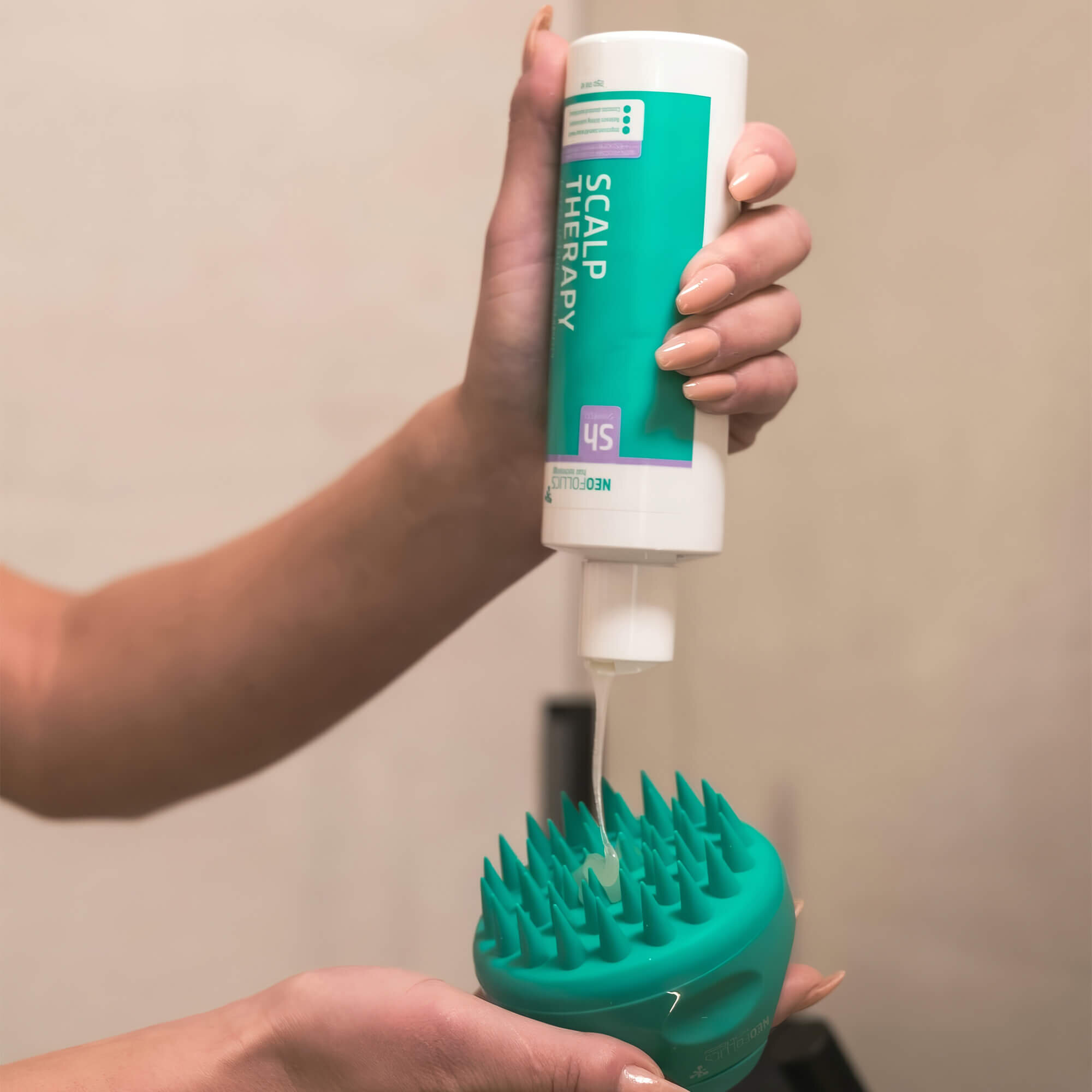 Очищающий шампунь Neofollics Therapy Exfoliating Shampoo
