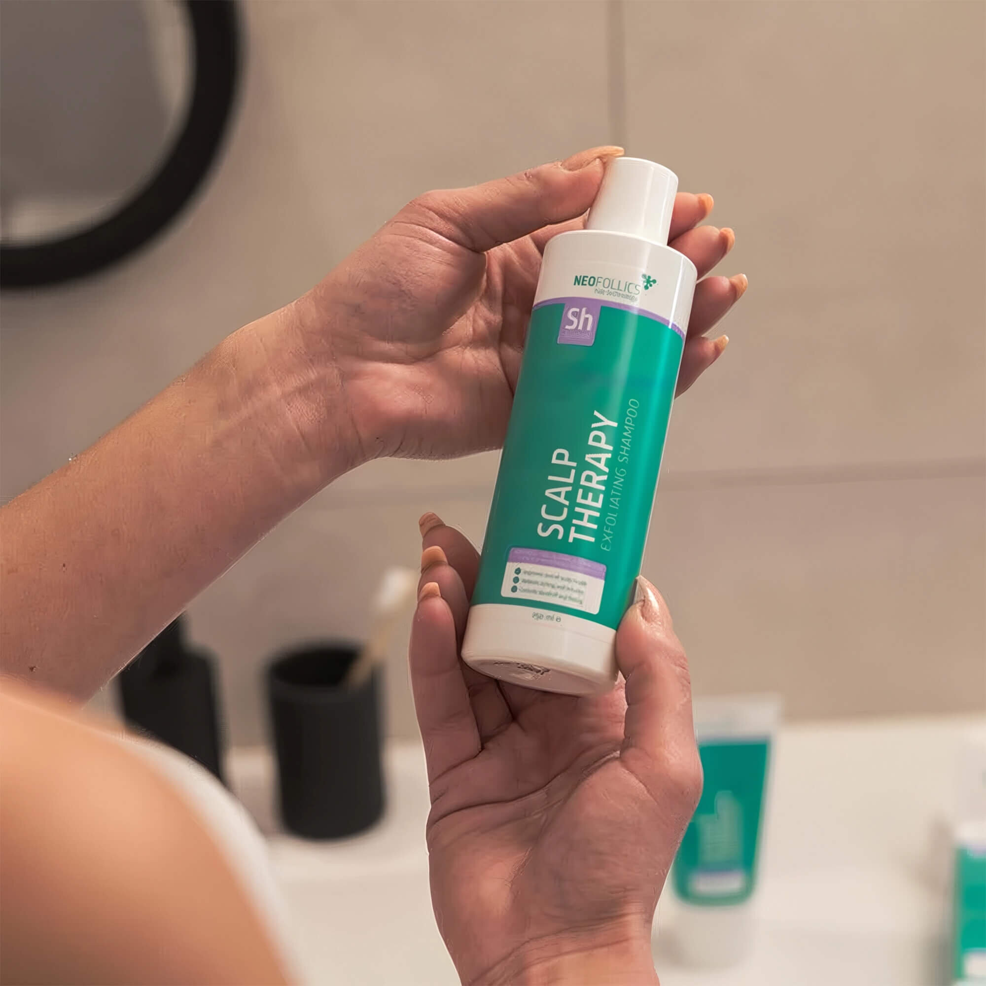 Очищающий шампунь Neofollics Therapy Exfoliating Shampoo