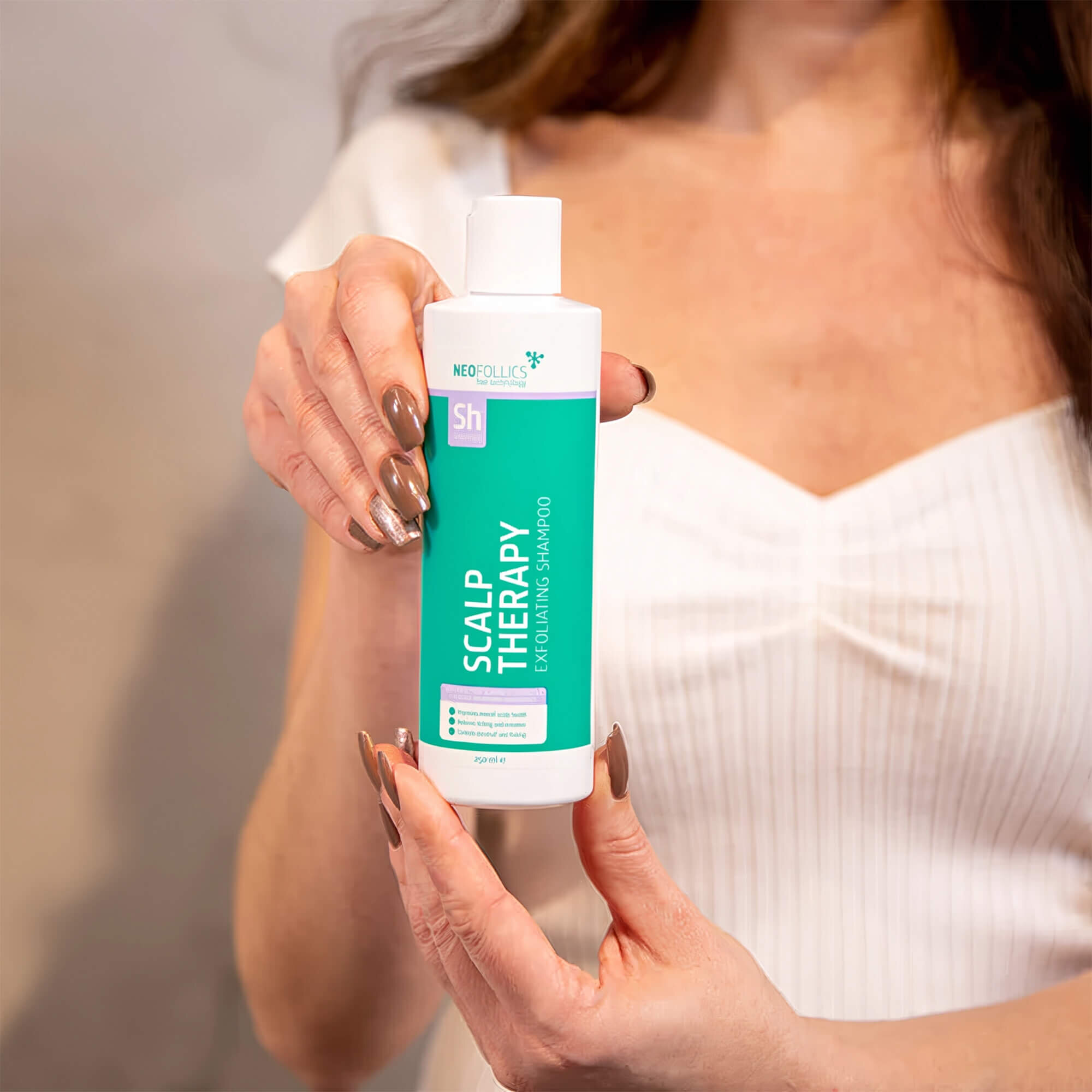 Очищающий шампунь Neofollics Therapy Exfoliating Shampoo