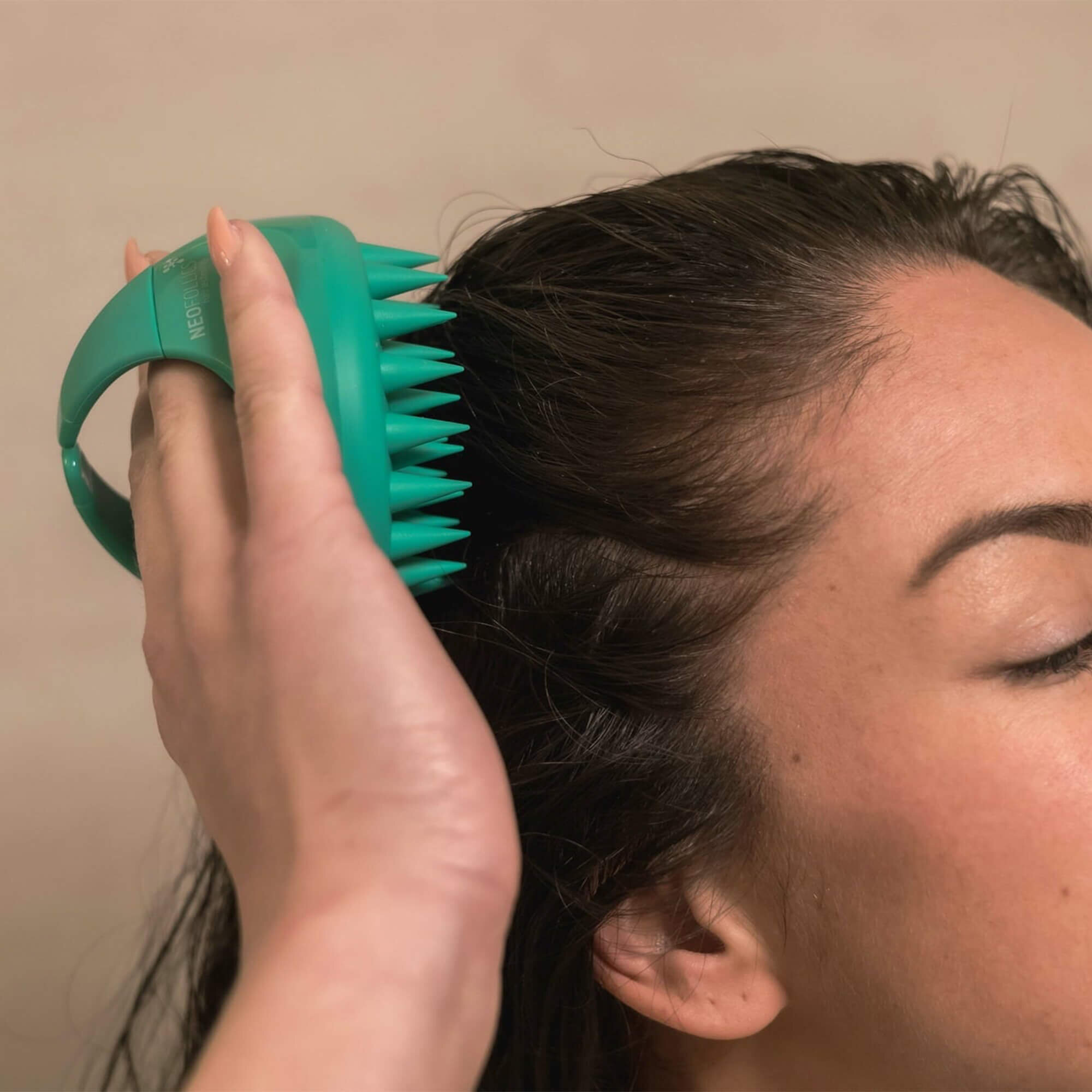 Очищающий шампунь Neofollics Therapy Exfoliating Shampoo