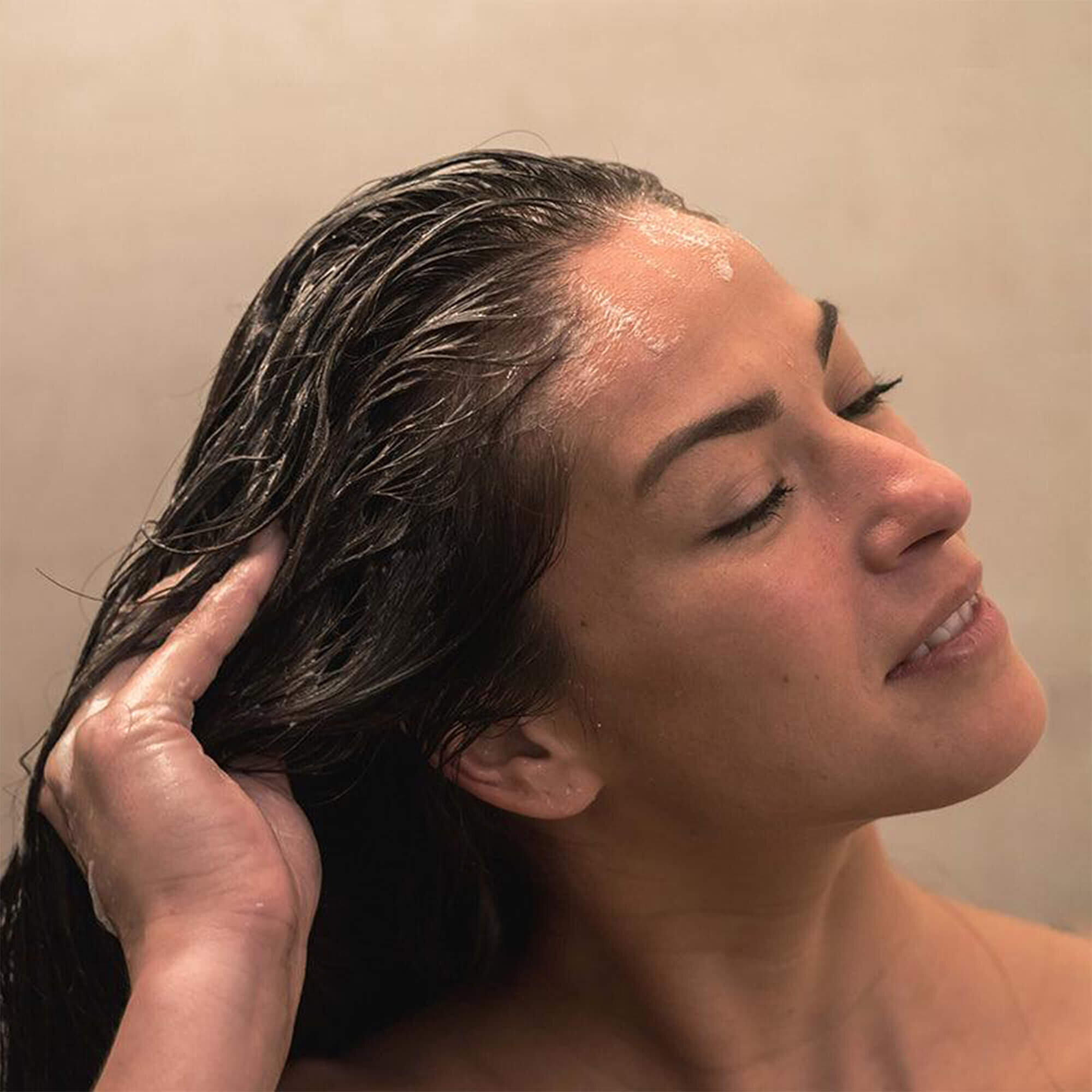 Очищающий шампунь Neofollics Therapy Exfoliating Shampoo