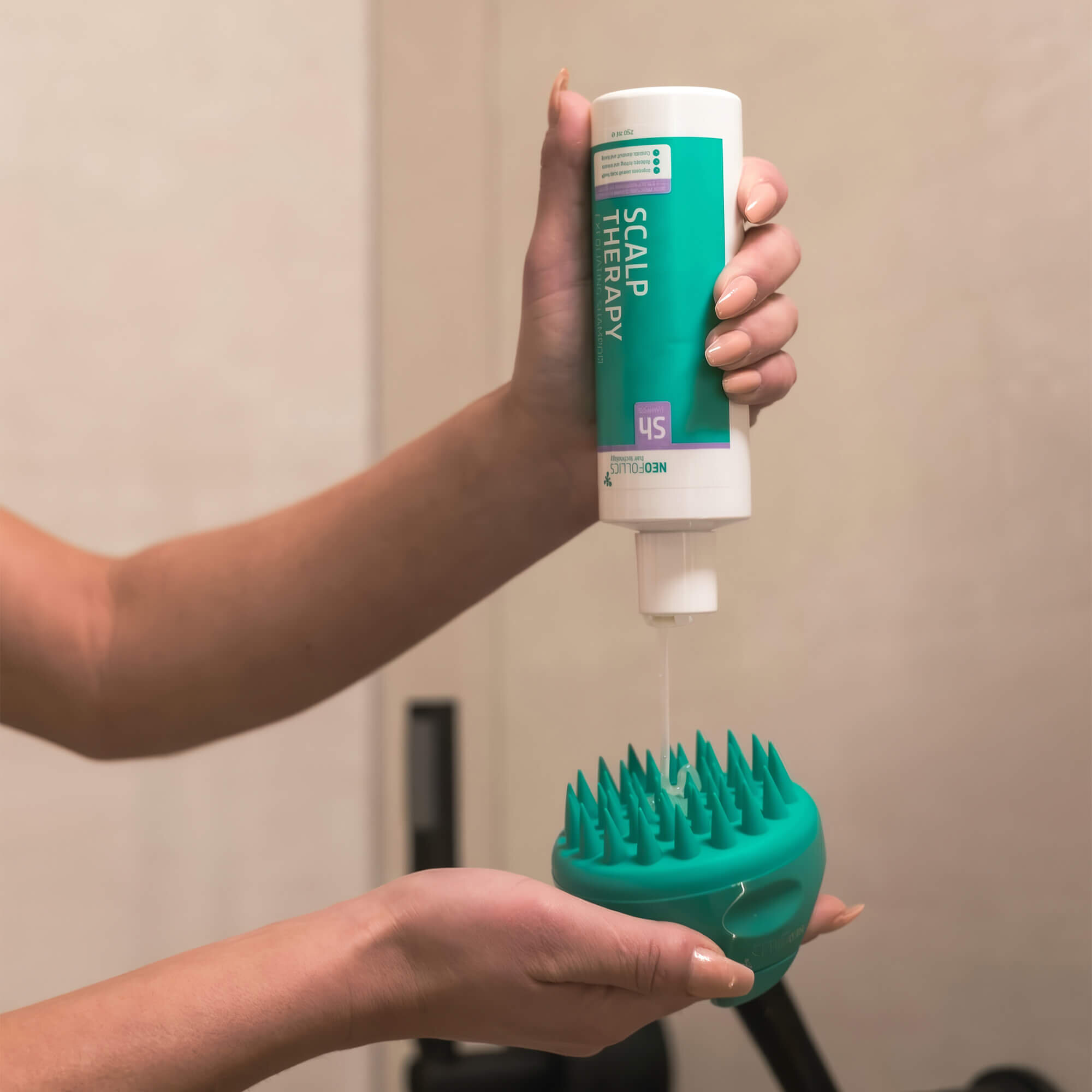 Массажная расческа Neofollics Scalp Massaging Brush