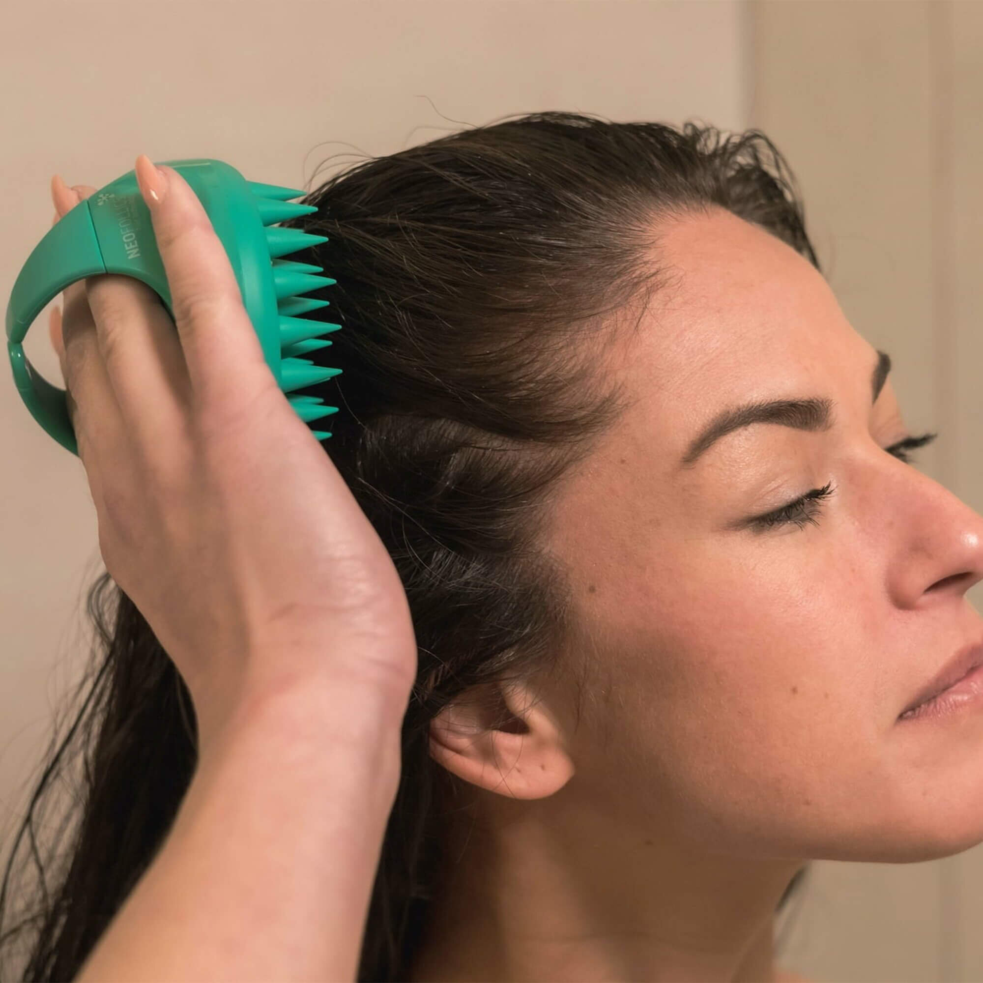 Массажная расческа Neofollics Scalp Massaging Brush