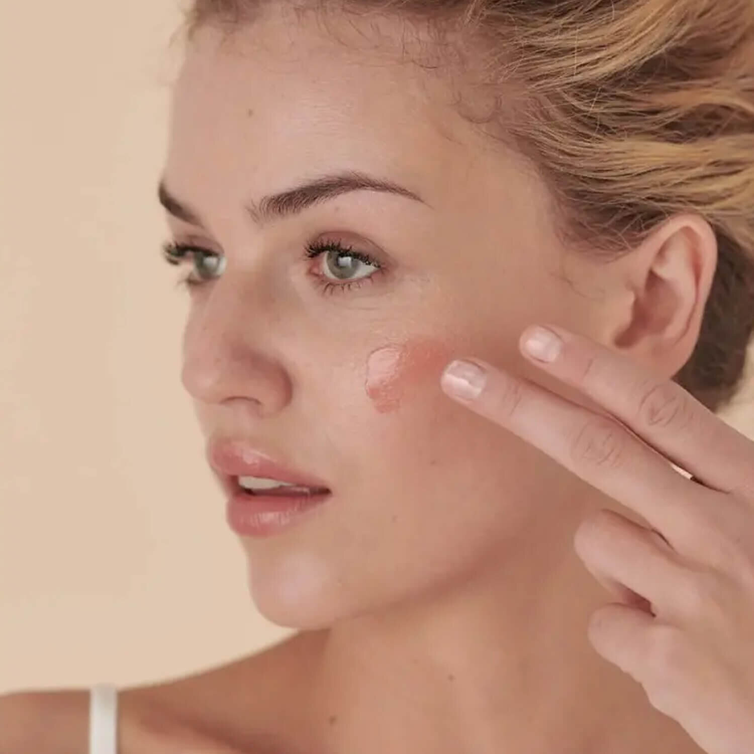 Крем-основа под макияж с эффектом сияния Embryolisse Radiant Complexion Cream Rose Glow